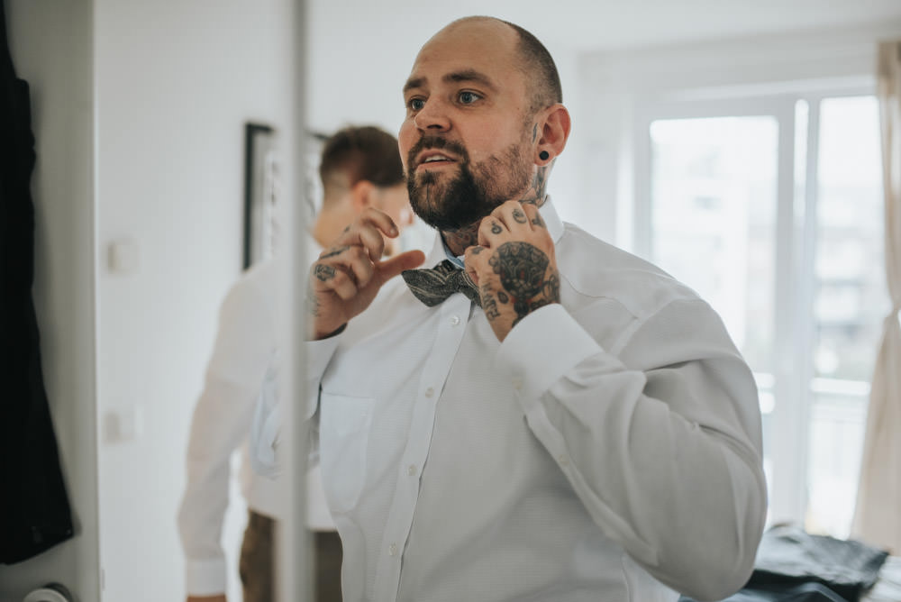 Braut beim Getting Ready Hochzeit Rittergut Orr