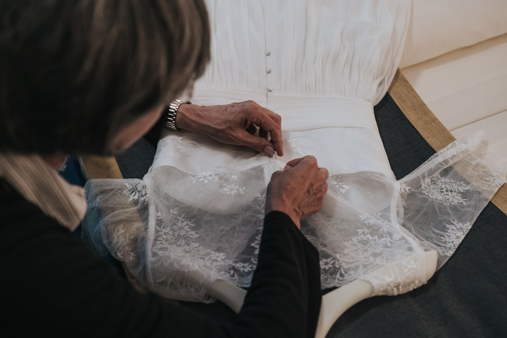 Braut beim Getting Ready Hochzeit Rittergut Orr