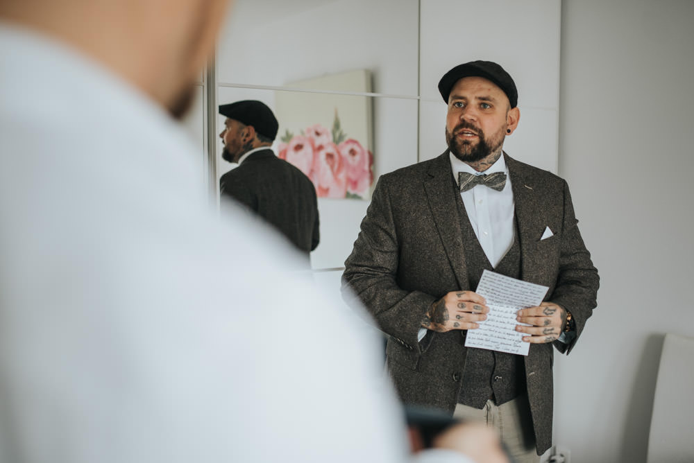 Braut beim Getting Ready Hochzeit Rittergut Orr