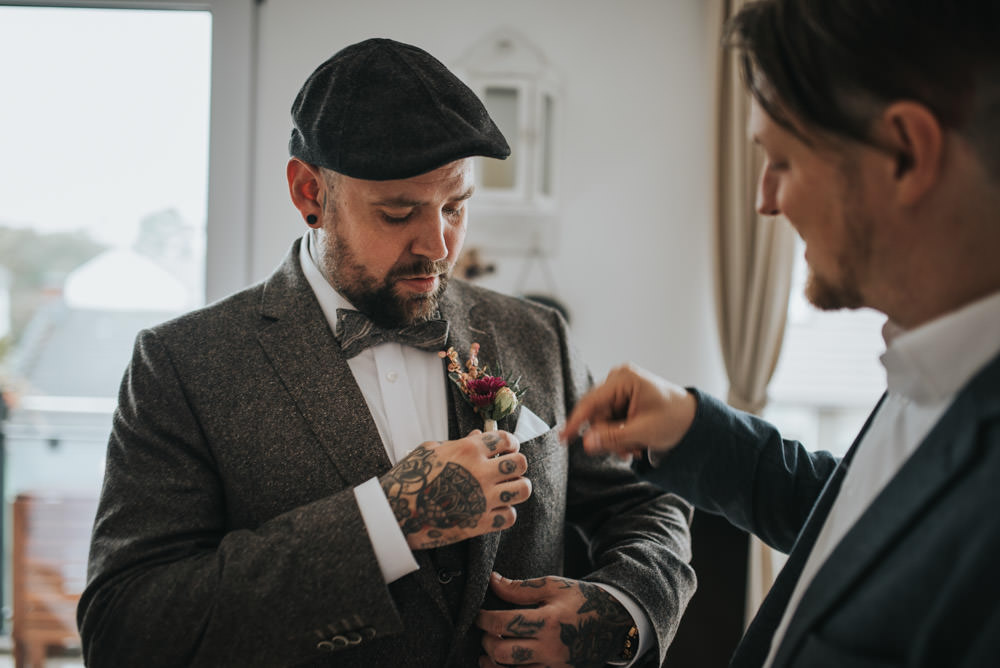 Braut beim Getting Ready Hochzeit Rittergut Orr