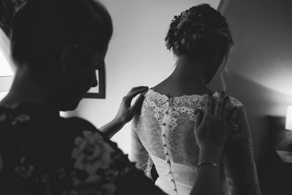 Braut beim Getting Ready Hochzeit Rittergut Orr