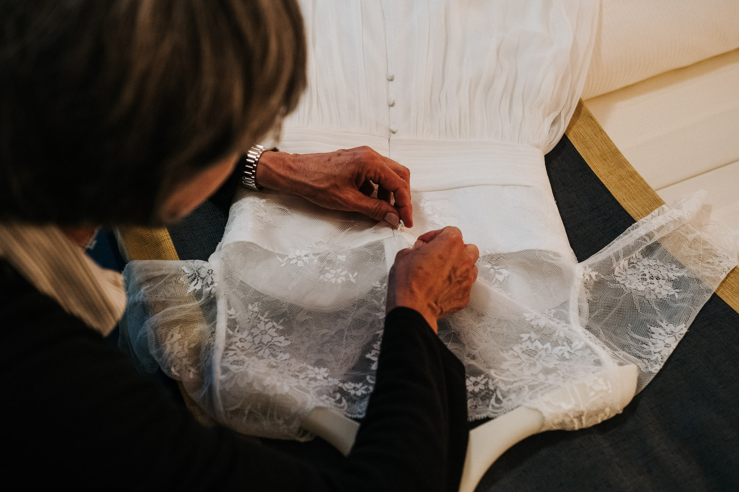Braut beim Getting Ready Hochzeit Rittergut Orr